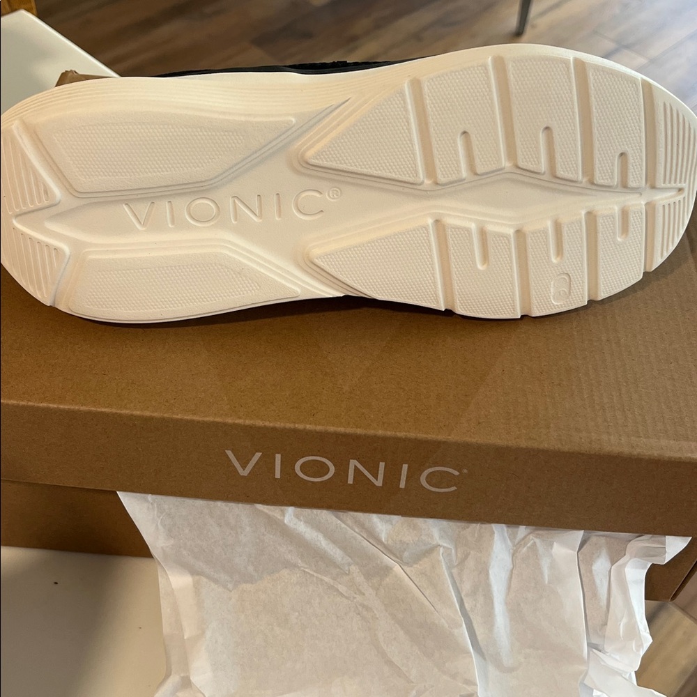 Vionic Hayward Sneakers - Picture 2 of 4